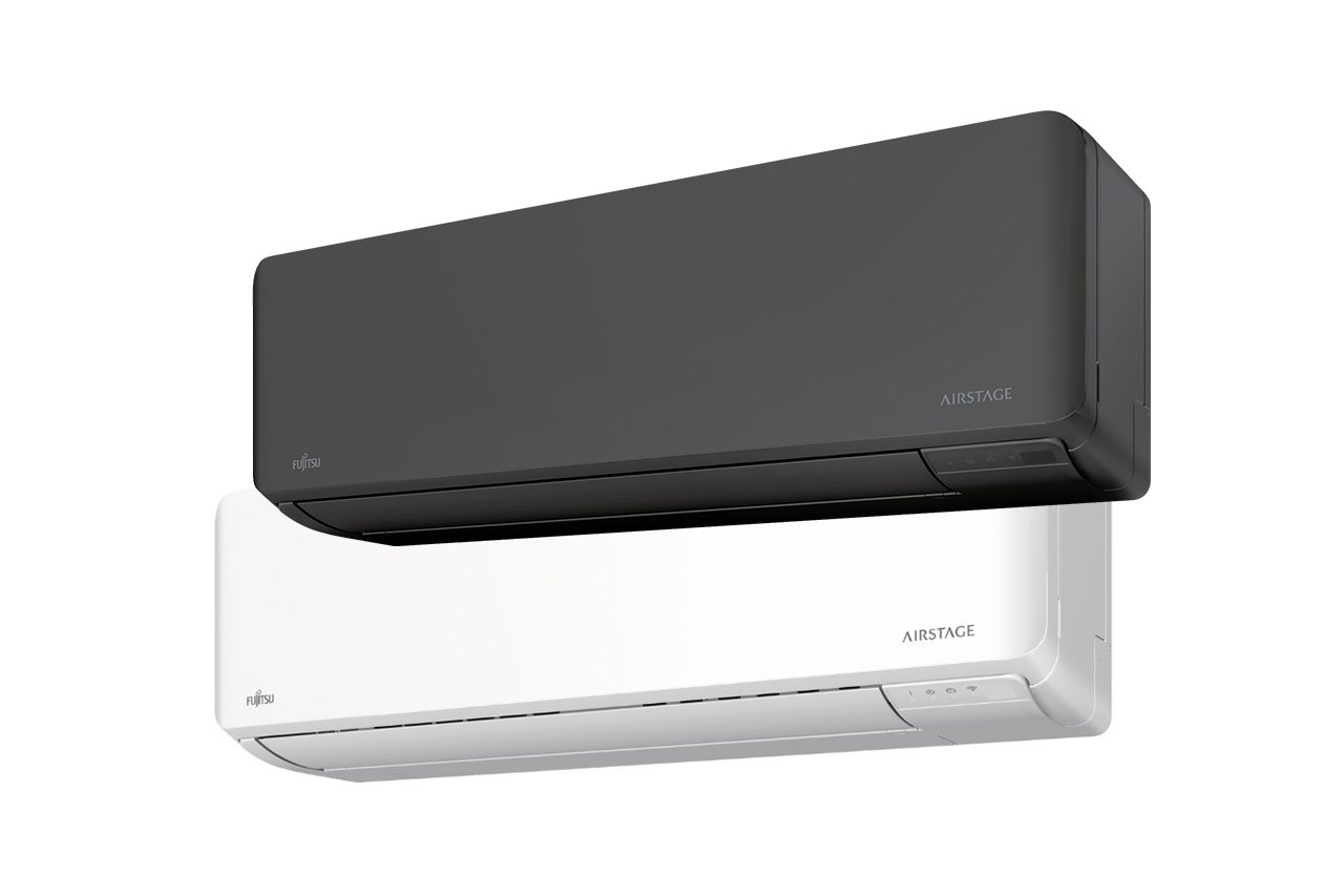 Dy kondicionerë të modelit Fujitsu AIRSTAGE të montuar në mur, në ngjyrë të zezë dhe të bardhë, me dizajn minimalist dhe panele të poshtme me dalje ajri.