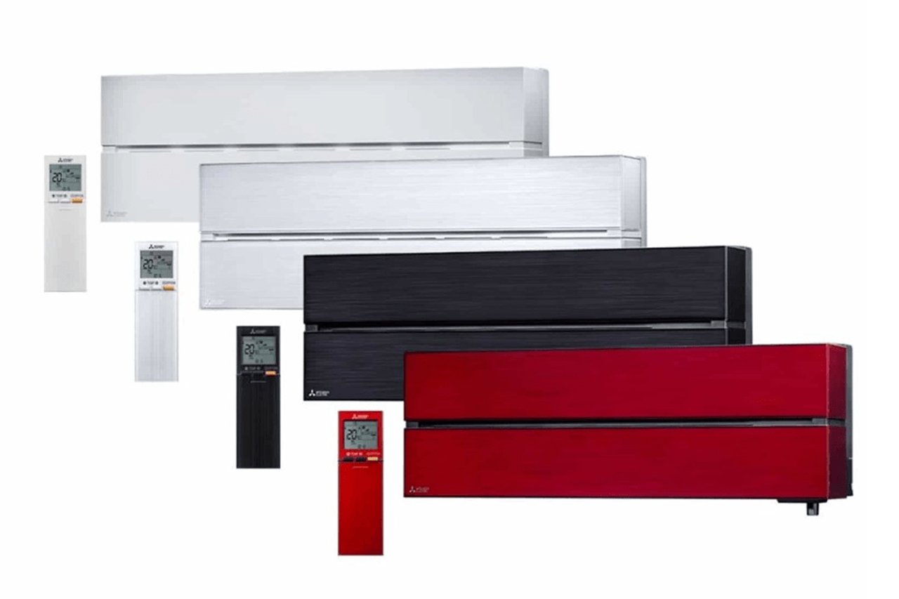 Katër kondicionerë të modelit Mitsubishi Electric MSZ-LN të montuar në mur, në ngjyrë të bardhë, argjendtë, të zezë dhe të kuqe, secili me telekomandë dixhitale përpara.