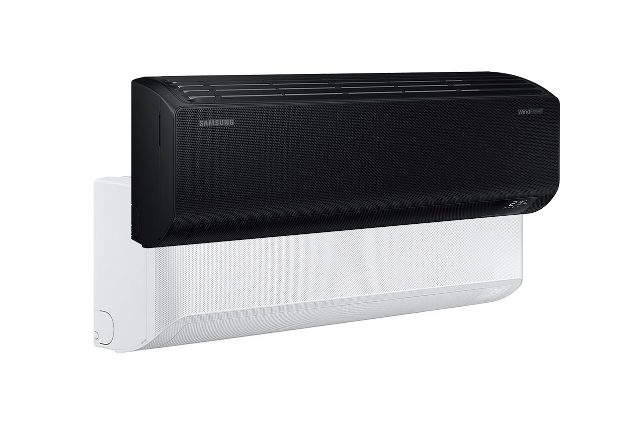 Dy njësi të brendshme kondicioneri Samsung WindFree të montuara në mur, njëra e bardhë dhe tjetra e zezë, me ekran dixhital që tregon temperaturën 22°C.