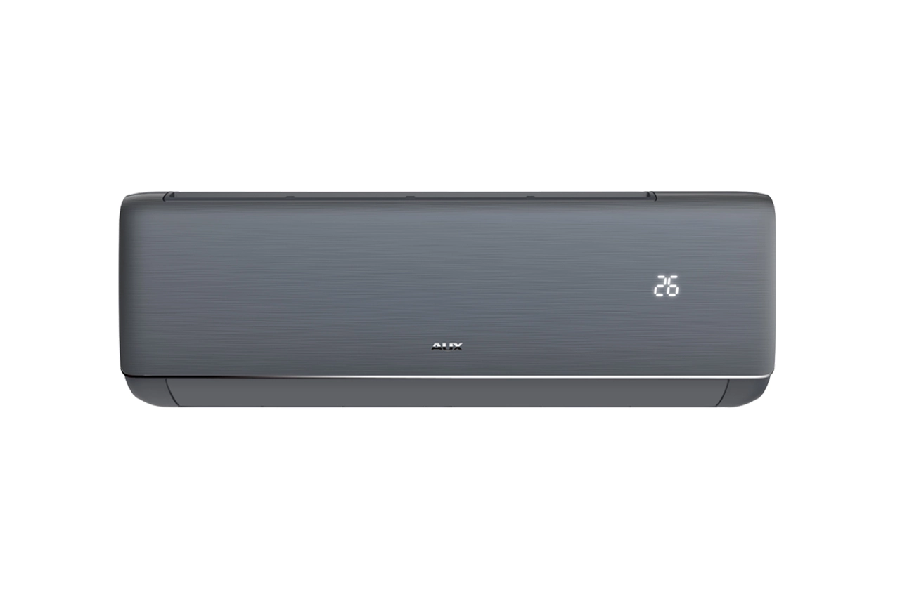 Kondicioner mural AUX Q-Smart Premium Grey, me panel të përparmë me teksturë metalike të larë në ngjyrë gri të errët (brushed grey), logo AUX të kromuar në qendër të poshtme dhe ekran diskret LED në anën e djathtë që shfaq temperaturën 26°C.